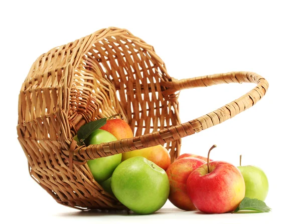 Manzanas dulces en cesta, aisladas en blanco — Foto de Stock