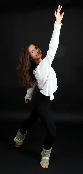 Jovem dançarina moderna posando, isolado no preto — Fotografia de Stock