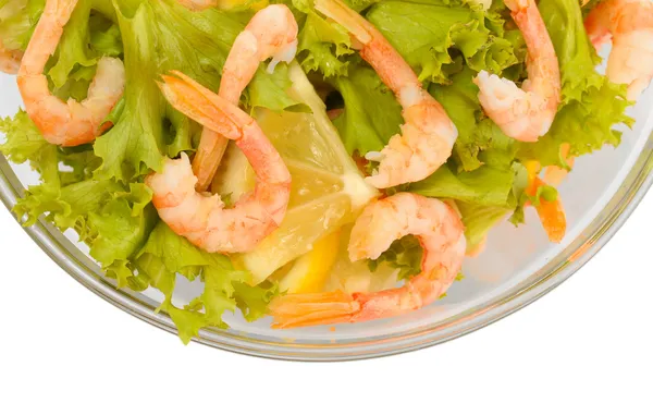 与虾、 柠檬和生菜沙拉叶在碗里，在白色隔离 — 图库照片