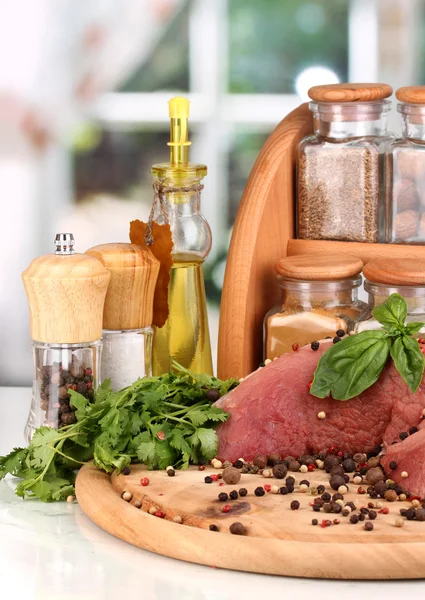 Um grande pedaço de porco marinado com ervas, especiarias e óleo de cozinha a bordo — Fotografia de Stock