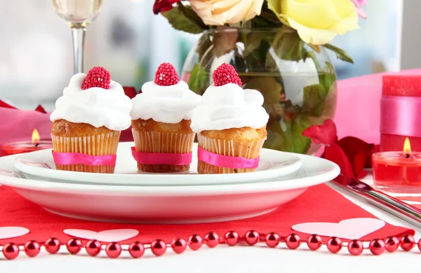 Leckere Cupcakes mit Sahne-Luft auf festlichem Tisch in Nahaufnahme — Stockfoto