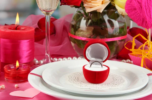 Anillo en caja de regalo en la mesa de San Valentín —  Fotos de Stock