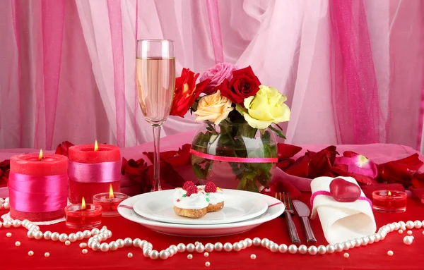Сервірування столу на честь дня Святого Валентина на фоні білої тканини — стокове фото