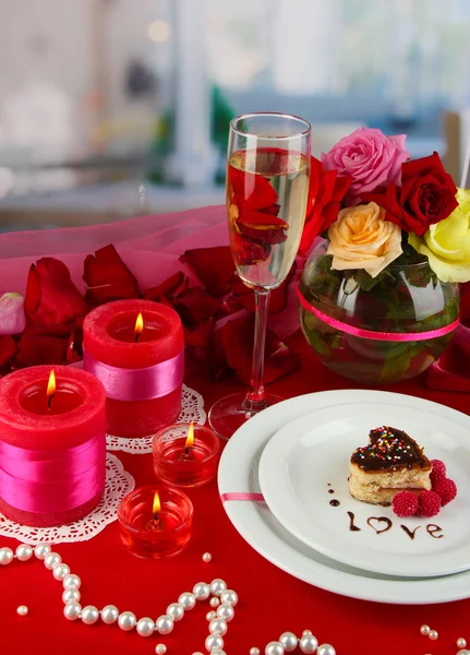 Mise en table en l'honneur de la Saint-Valentin sur fond de chambre — Photo