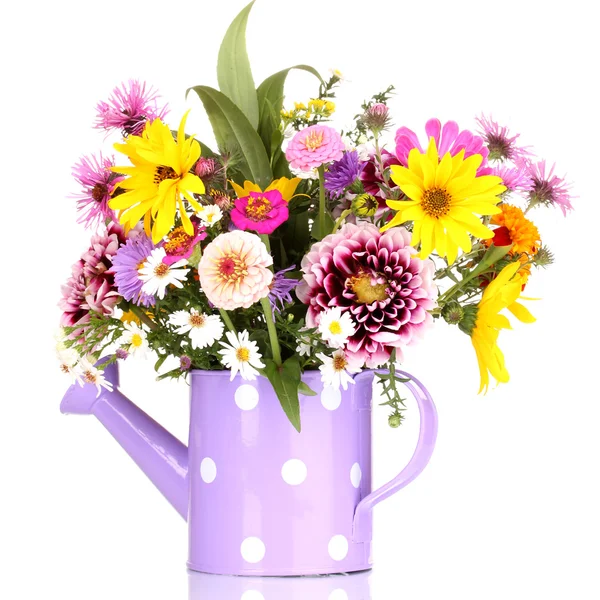 Belo buquê de flores brilhantes em regar pode isolado em branco — Fotografia de Stock