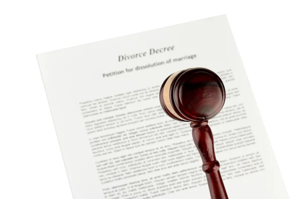 Decreto de divórcio e martelo de madeira sobre fundo branco — Fotografia de Stock