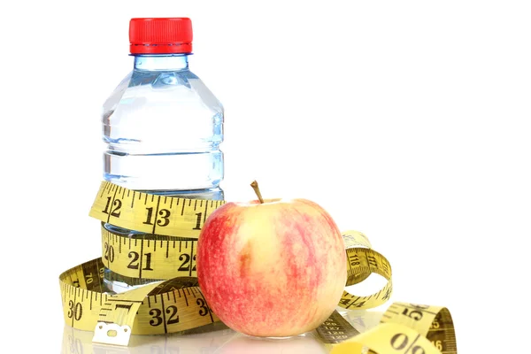 Flasche Wasser, Apfel und Maßband isoliert auf weiß — Stockfoto