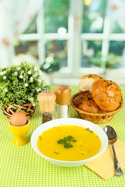 Fragrant soup in white plate on green tablecloth on window background close — Stock Photo, Image