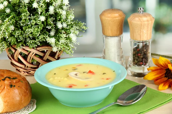 Sopa fragante en plato azul en la mesa en el fondo de la ventana primer plano —  Fotos de Stock