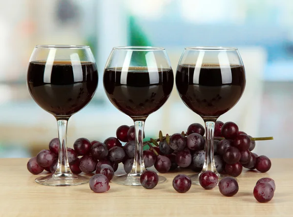 Rotwein im Glas auf Zimmerhintergrund — Stockfoto