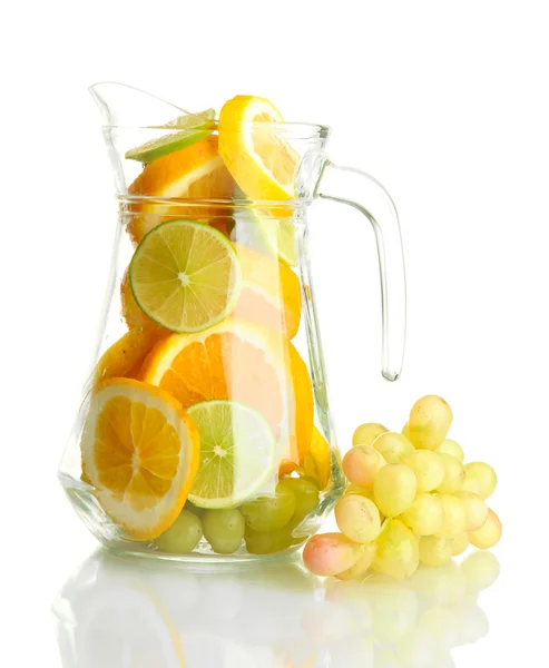 Przeźroczysty szklany słój z owoców cytrusowych i moszczu winogronowego, na białym tle — Zdjęcie stockowe
