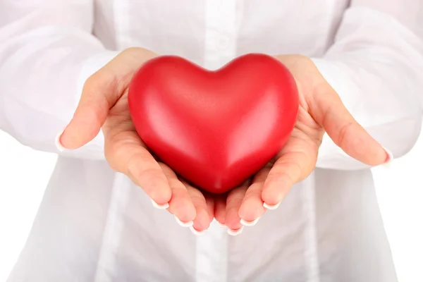 Coeur rouge dans les mains de la femme, sur fond blanc gros plan — Photo