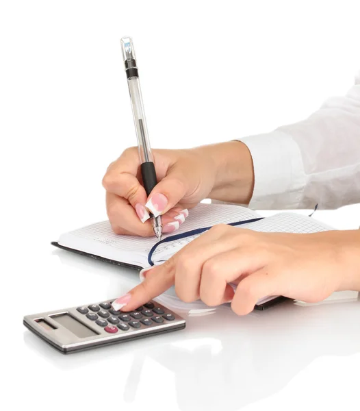 Handen van de vrouw rekent op de calculator, op witte achtergrond close-up — Stockfoto