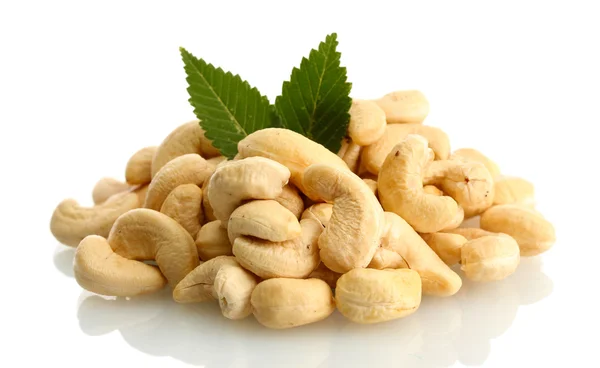 Smakelijke cashewnoten met bladeren, geïsoleerd op wit — Stockfoto