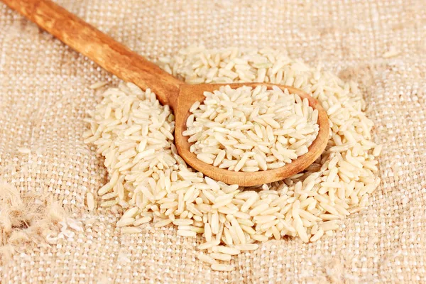 Brauner Reis im Kochlöffel — Stockfoto