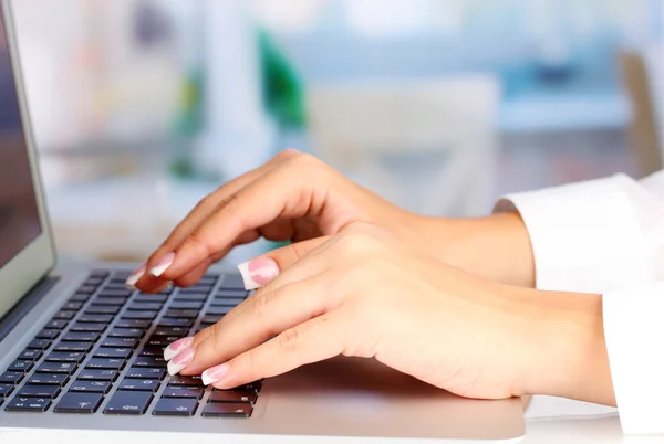 Mãos digitando no teclado do laptop de perto — Fotografia de Stock