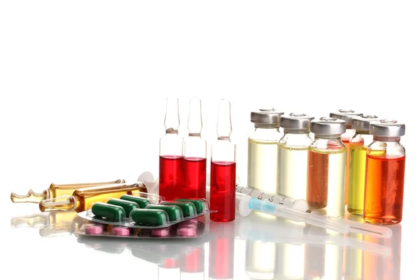 Medyczne ampułki, tabletki i strzykawek, na białym tle — Zdjęcie stockowe