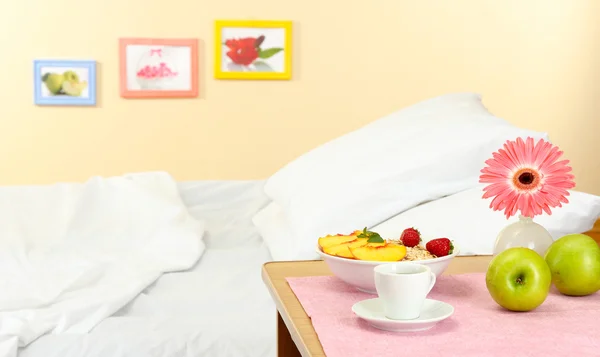 Lekkie śniadanie na nocnym stoliku przy łóżku — Zdjęcie stockowe