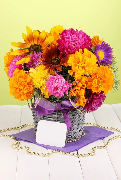 Piękny bukiet jasnych kwiatów z papieru Uwaga na drewnianym stole w gree — Zdjęcie stockowe