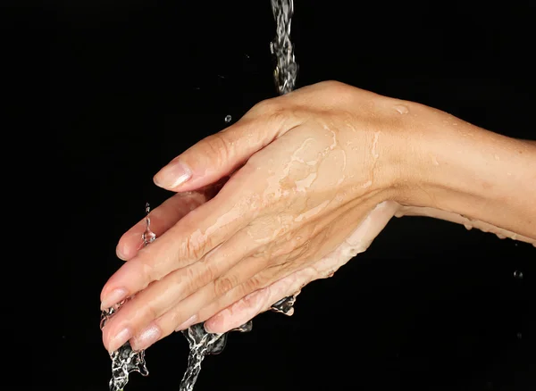 Tvätta händerna på svart bakgrund närbild — Stockfoto