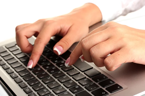 Las manos de la mujer de negocios escribiendo en el ordenador portátil, sobre fondo blanco cerrar —  Fotos de Stock