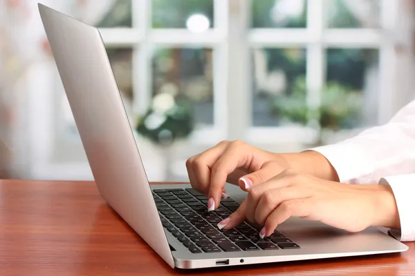 Mãos de mulher de negócios digitando no computador portátil, close-up — Fotografia de Stock