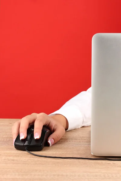 Женские руки нажатием клавиш мыши ПК, на красном фоне крупным планом — стоковое фото