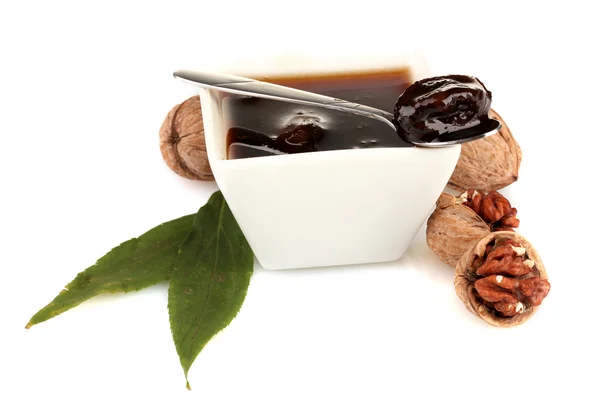 Vlašské ořechy marmeláda v misce izolované na bílém — Stock fotografie
