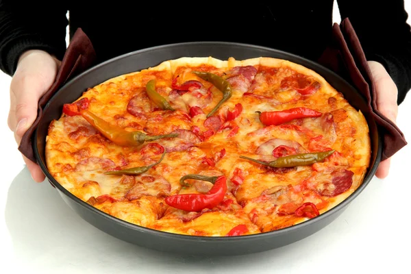 Mani che tengono la pizza di salame piccante in pentola primo piano — Foto Stock