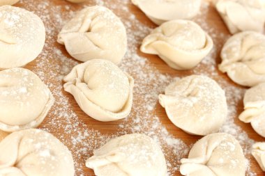 kesme tahtası yakın çekim üzerinde çiğ köfte