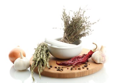 harç ve sebzeler, isolatrd beyaz üzerinde kurumuş otlar