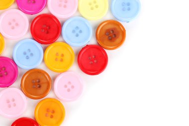 Beyazda izole edilmiş renkli dikiş düğmeleri