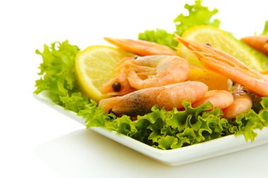 tabakta üzerine beyaz izole limon ve marul yaprakları ile haşlanmış karides