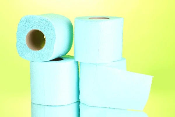 Голубые рулоны туалетной бумаги на зеленом фоне — стоковое фото