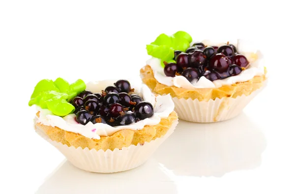 Pasteles dulces con bayas aisladas en blanco — Foto de Stock