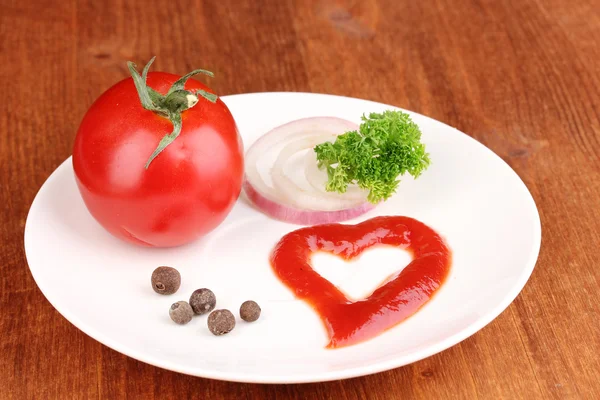 Dojrzałe pomidory i przyprawy na tabliczce na drewnianym stole — Zdjęcie stockowe