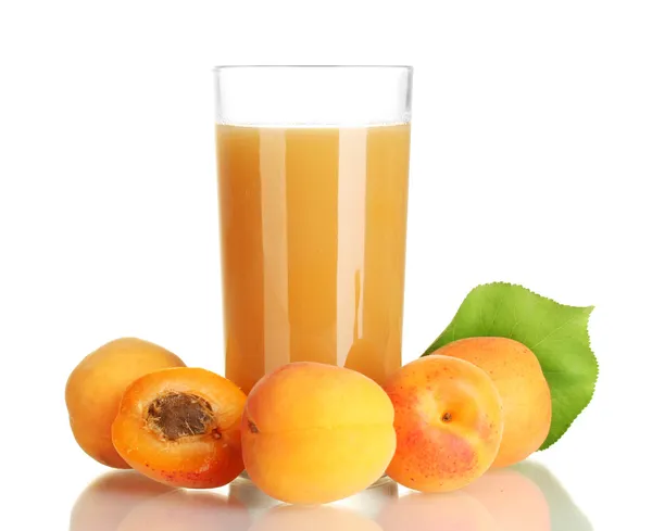 Glas aprikos juice och aprikoser med blad isolerad på vit — Stockfoto