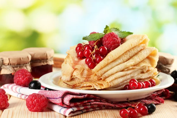 딸기 잼, 꿀 녹색 배경에 나무 테이블에 팬케이크 — 스톡 사진
