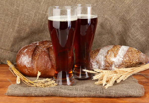 Zwei Gläser Kvass mit Brot auf Leinwand Hintergrund Nahaufnahme — Stockfoto