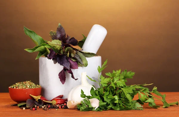 Conjunto de ingredientes e especiarias para cozinhar na mesa de madeira no backgroun marrom — Fotografia de Stock