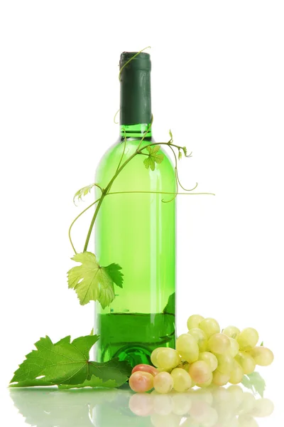 Botella de vino y uvas maduras aisladas sobre blanco — Foto de Stock