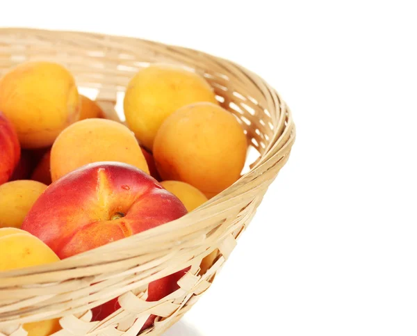 Fruta madura en cesta sobre fondo blanco de cerca —  Fotos de Stock