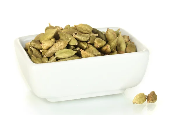 Cardamomo verde in ciotola bianca isolato su primo piano bianco — Foto Stock