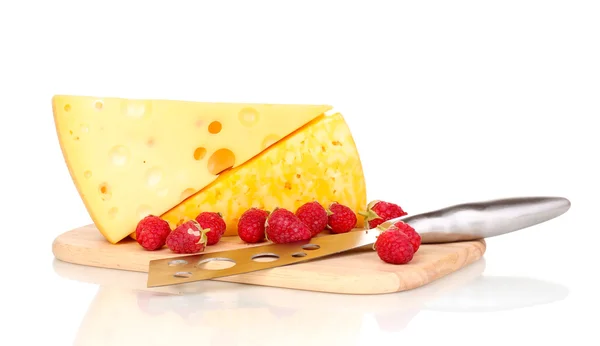 Chutné sýry a bobule na dřevěné desce izolovaných na bílém — Stock fotografie