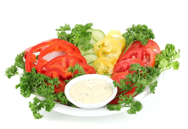 Verduras picadas y salsa en plato aislado en blanco — Foto de Stock