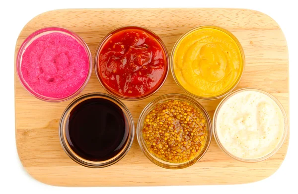 Varias salsas en la tabla de cortar aislado en blanco — Foto de Stock