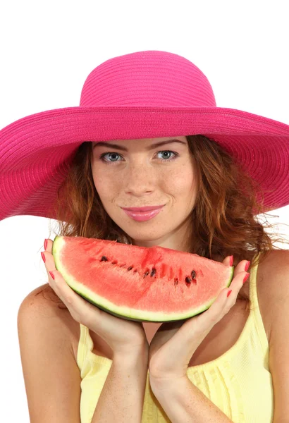 Sonriente hermosa chica en sombrero de playa con sandía aislada en blanco —  Fotos de Stock