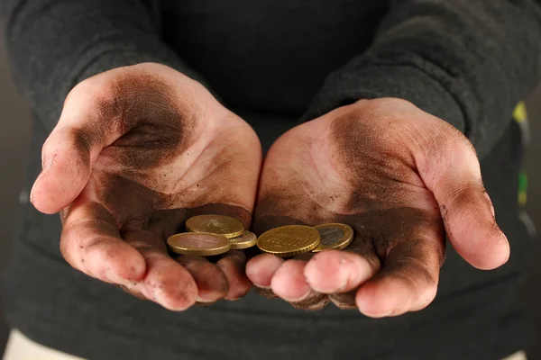 Obdachloser mit einer Münze in der Hand, Nahaufnahme — Stockfoto