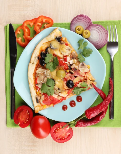 Deliciosa fatia de pizza na placa de cor com ingredientes em torno de close-up em — Fotografia de Stock