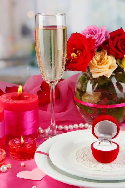 Anillo en caja de regalo en la mesa de celebración del Día de San Valentín en el fondo de la habitación —  Fotos de Stock